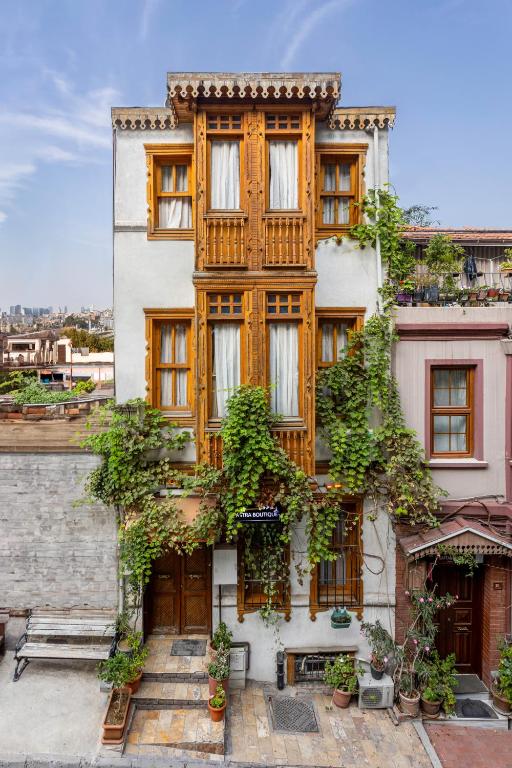 The Astra Hotel - Housity