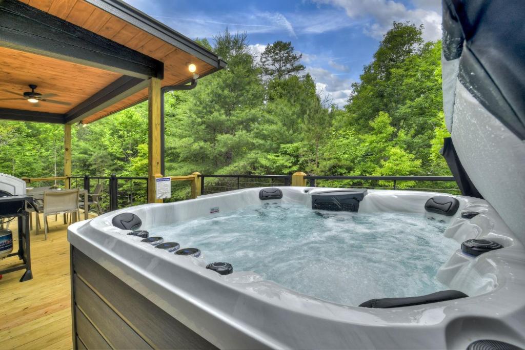 Fotografie z fotogalerie ubytování Casa Moderne - Cozy modern vibes plus a hot tub v destinaci Blue Ridge