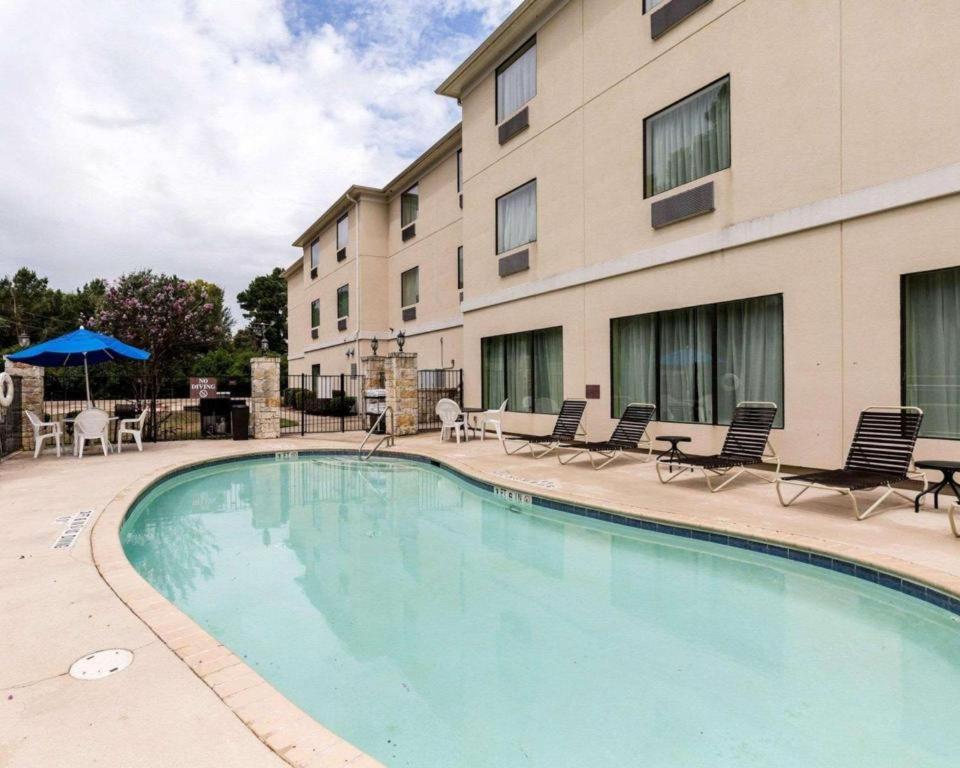 Swimmingpoolen hos eller tæt på Quality Suites Huntsville Near University