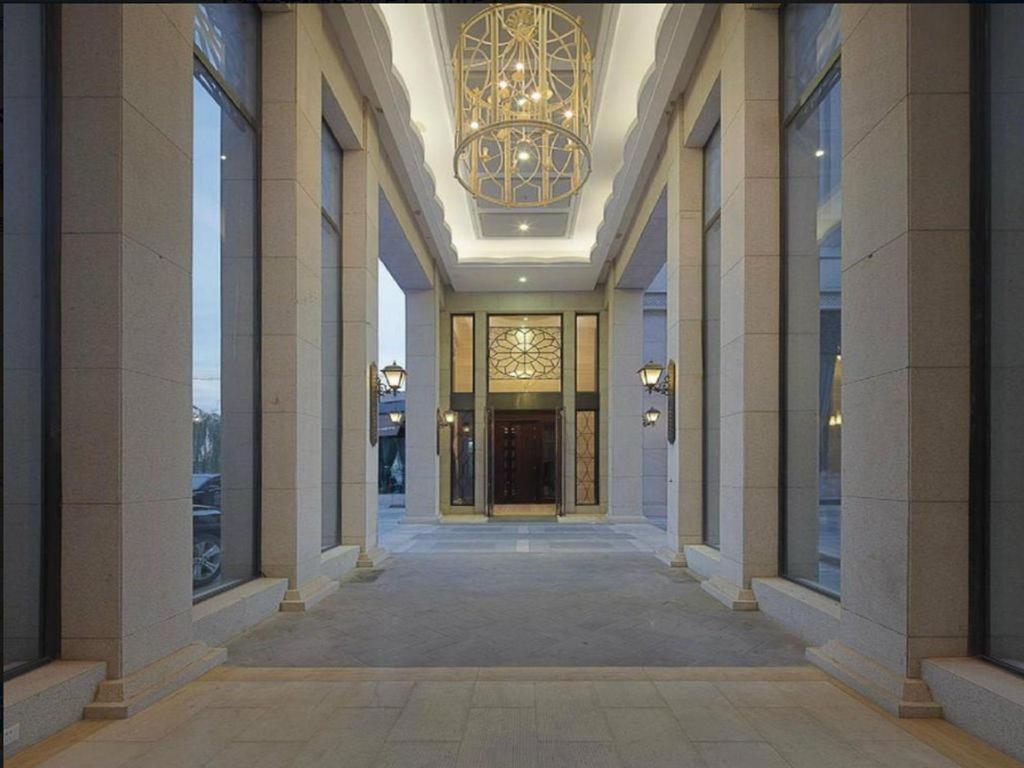 einen Flur eines Gebäudes mit einem Kronleuchter in der Unterkunft New Century Manju Hotel Shanghai New International Expo Center in Shanghai