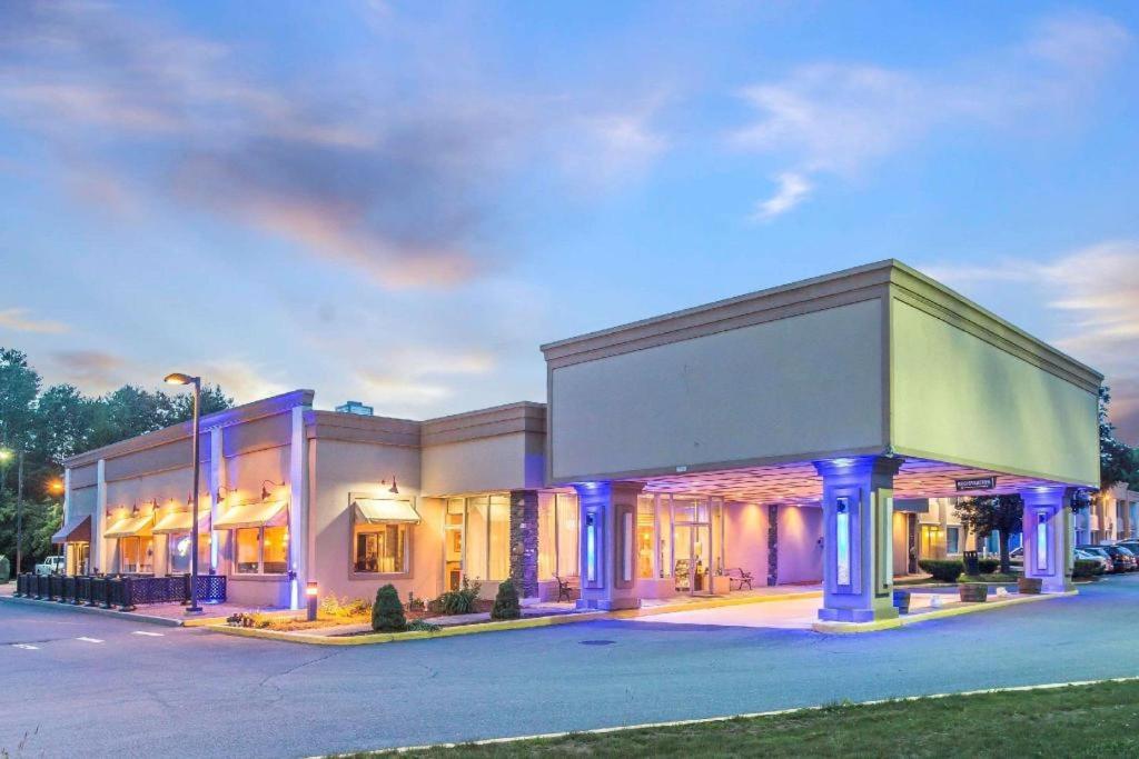 un edificio con luci viola in un parcheggio di Quality Inn & Conference Center a West Chesterfield