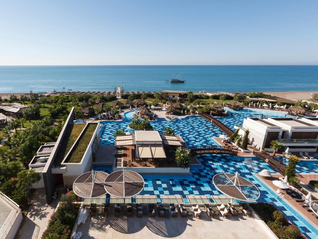 eine Luftansicht auf den Pool im Resort in der Unterkunft Sherwood Blue Belek - Adults Only in Belek