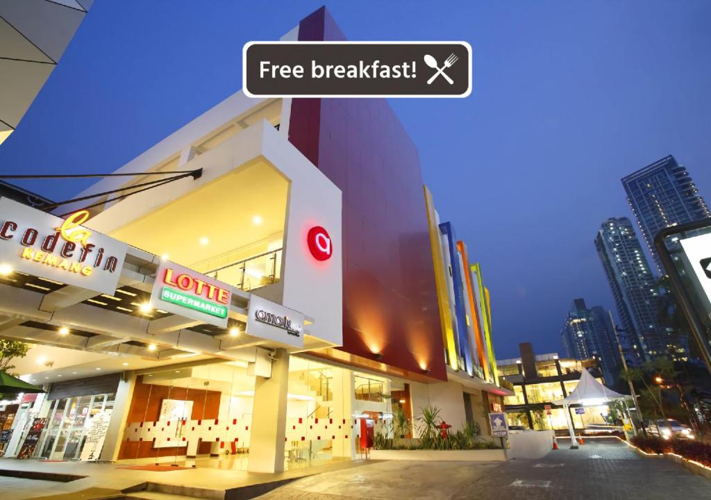 een tankstation met een bord met gratis ontbijt bij Amaris Hotel La Codefin Kemang in Jakarta