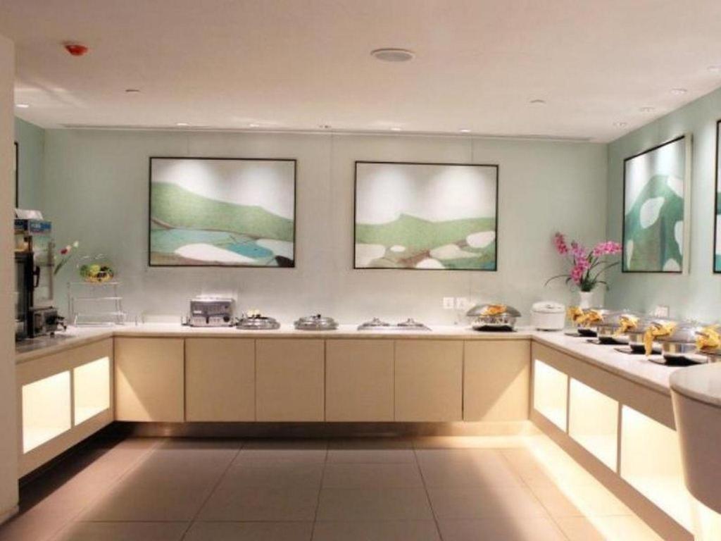 eine Küche mit einer Theke mit Essen darauf in der Unterkunft Jinjiang Inn Weihai Liugong Island Scenic Spot Shopping Market in Weihai