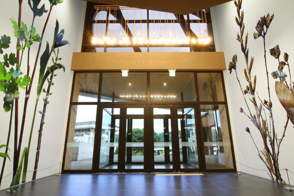 un accès à un bâtiment avec une porte en verre dans l'établissement KT&G Sangsangmadang Chuncheon Stay (Korea Quality), à Chuncheon