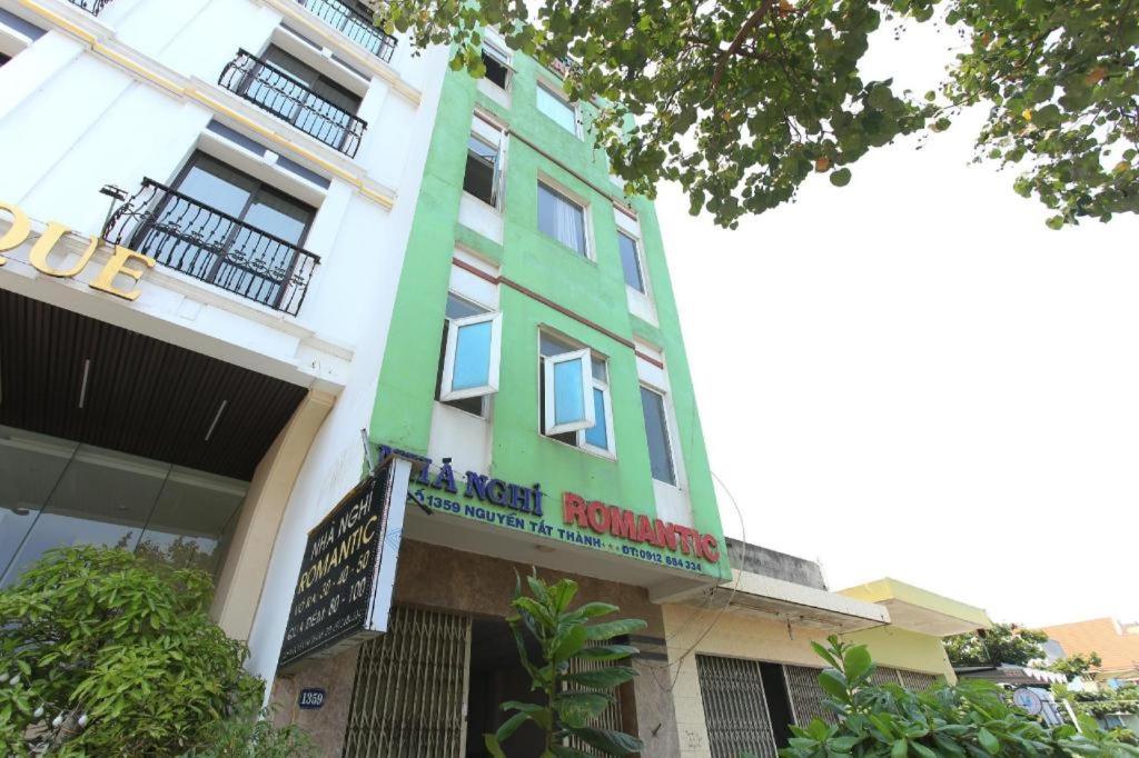 a green and white building with a sign on it at SPOT ON 1115 Romantic Motel in Da Nang