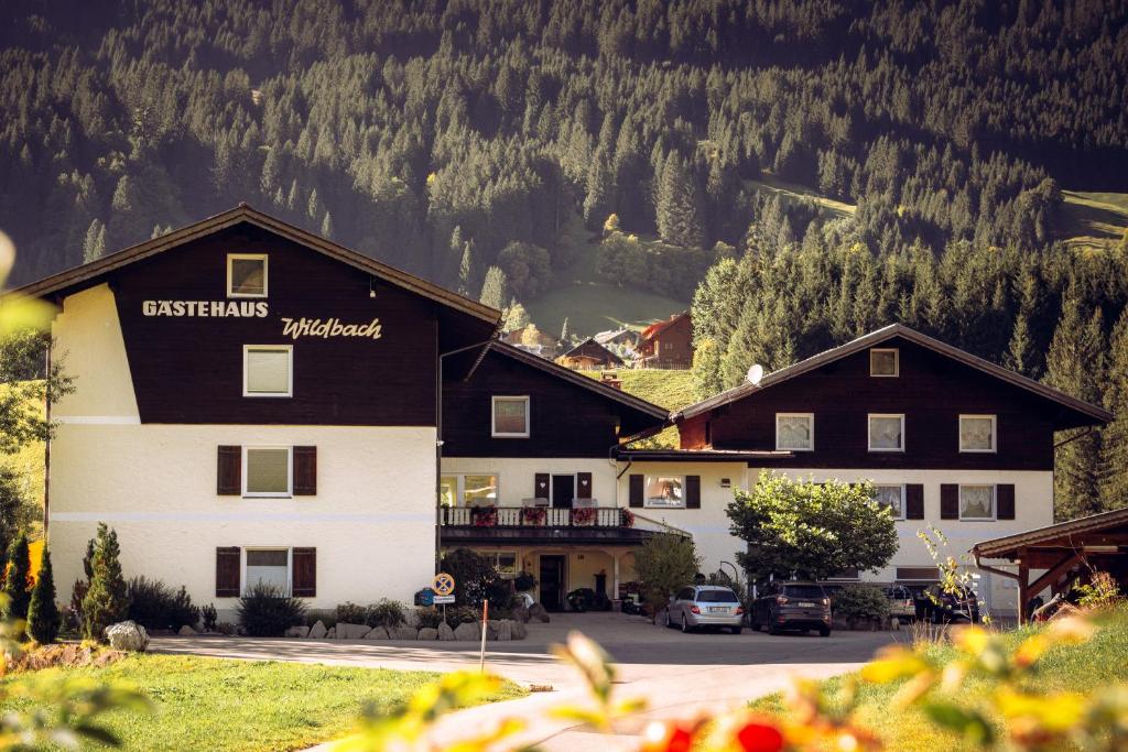 En generel udsigt til bjerge eller udsigt til bjerge taget fra pensionatet