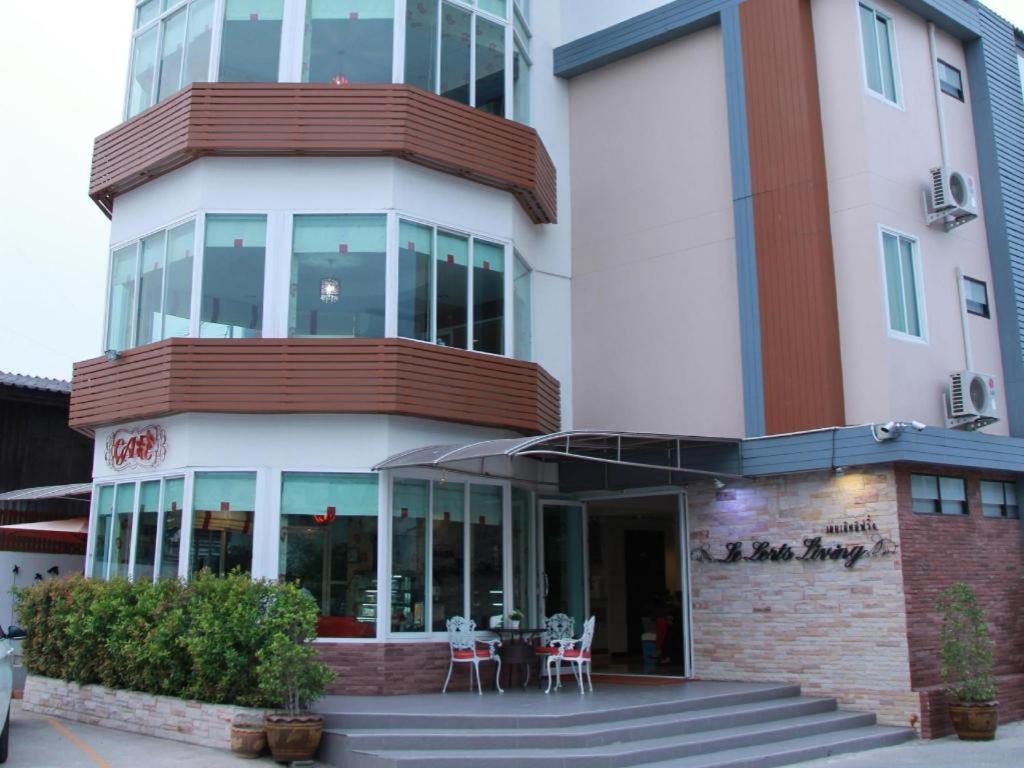 ein Gebäude mit einem Tisch und Stühlen davor in der Unterkunft Hotel Le Lerts Living in Khon Kaen