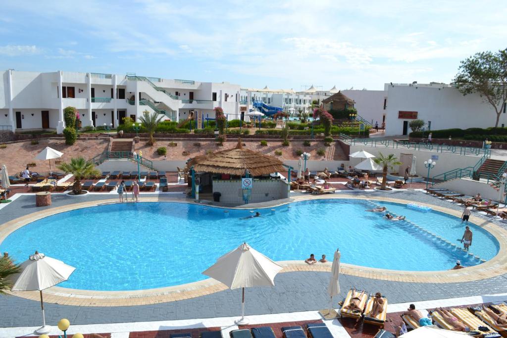 Bazén v ubytování Sharm Holiday Resort nebo v jeho okolí