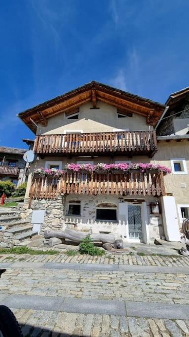 een gebouw met bloemen op de voorgevel bij Lo Reinard in Nus