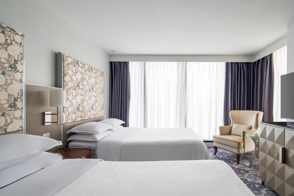 Postel nebo postele na pokoji v ubytování Sheraton Melbourne Hotel
