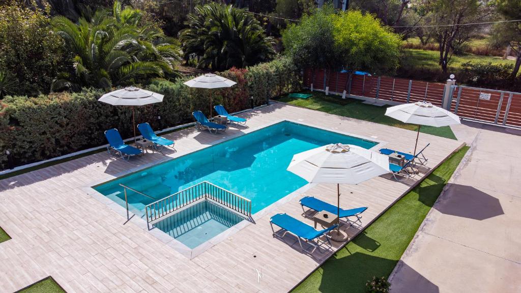 Swimmingpoolen hos eller tæt på Nancy's budget villa with pool & Jacuzzi by "elite"