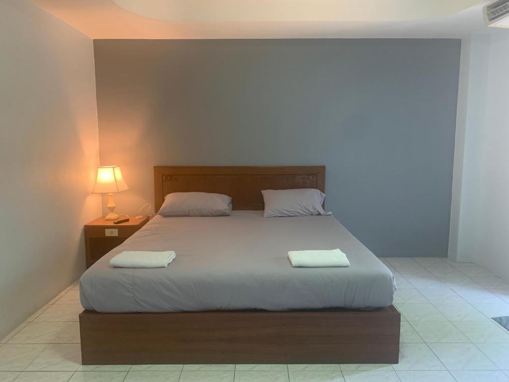 Postel nebo postele na pokoji v ubytování Kamalaburi Guesthouse