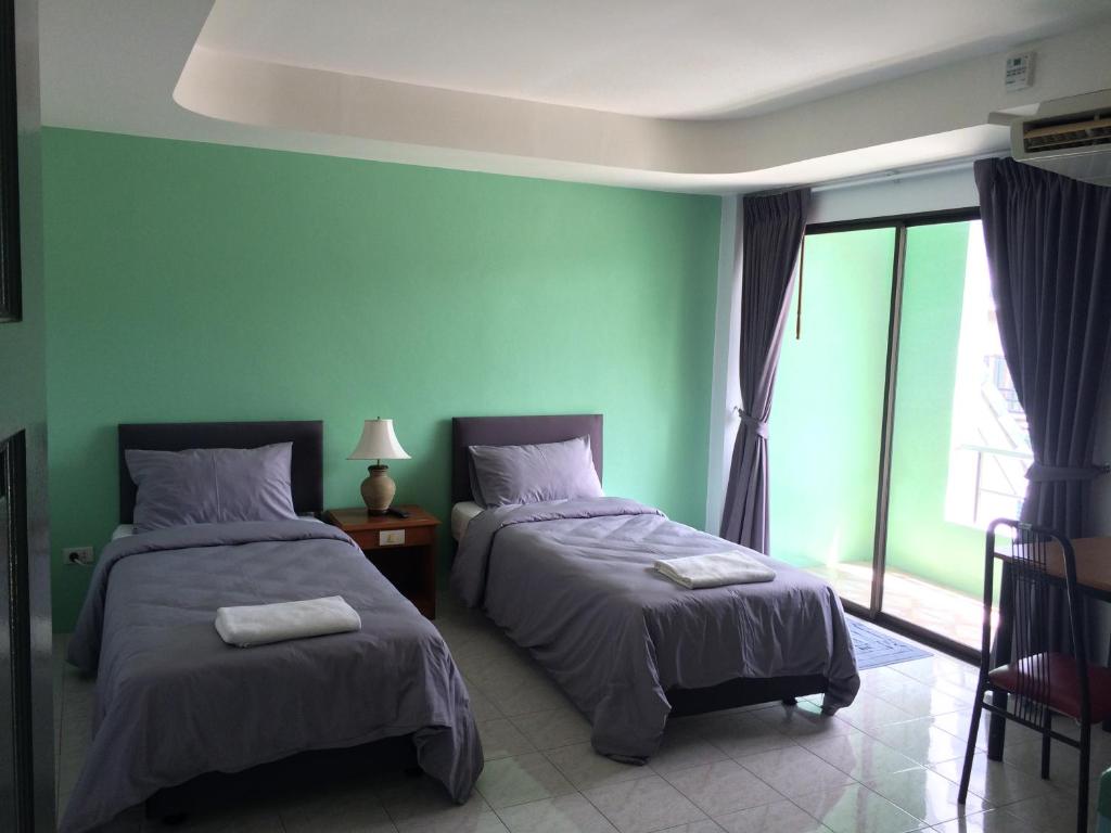 Postel nebo postele na pokoji v ubytování Kamalaburi Guesthouse