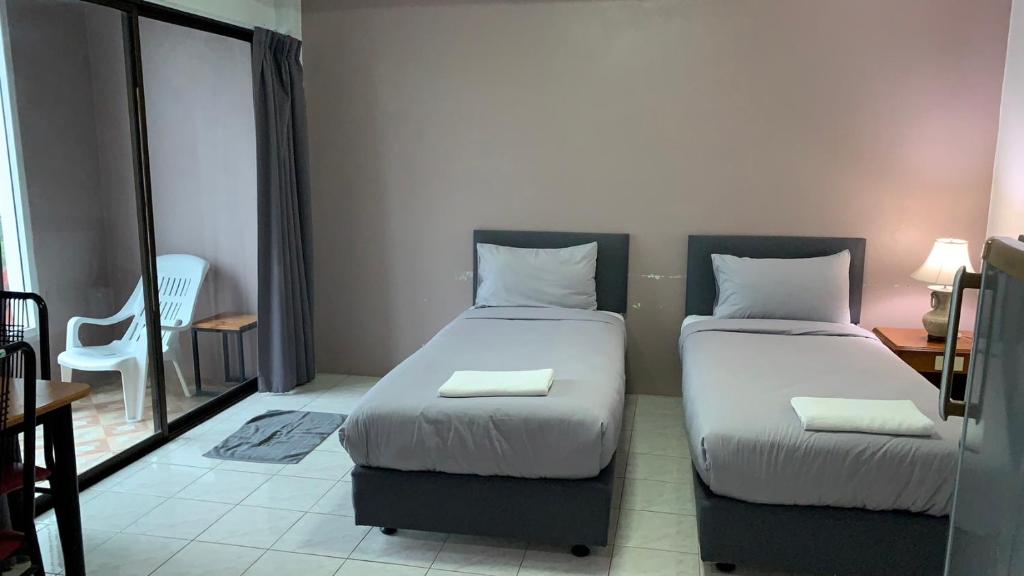 Postel nebo postele na pokoji v ubytování Kamalaburi Guesthouse