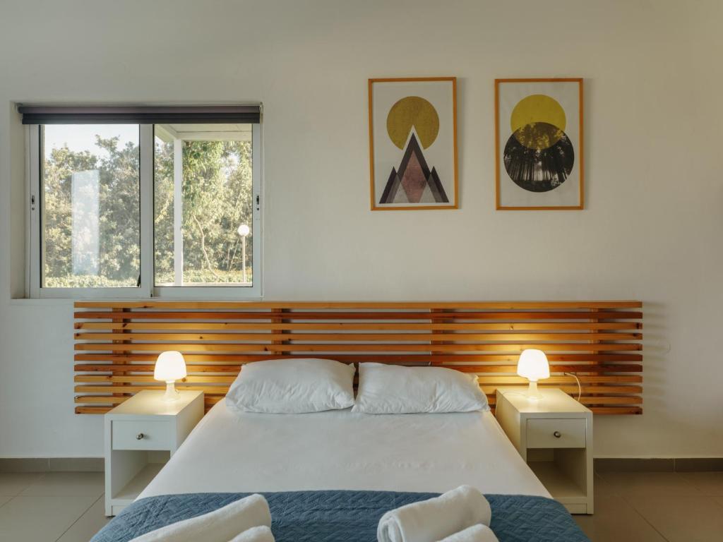 Postel nebo postele na pokoji v ubytování Niforeika Beach Hotel