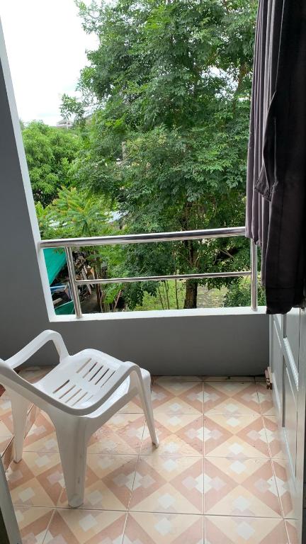 Balkón nebo terasa v ubytování Kamalaburi Guesthouse