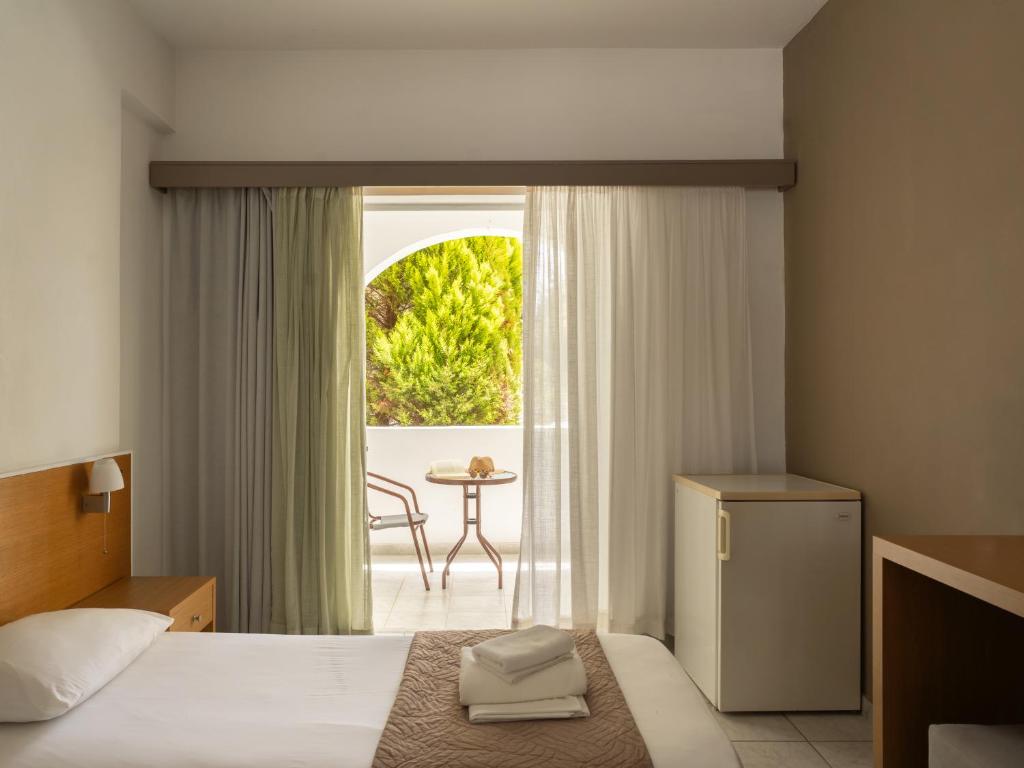 Postel nebo postele na pokoji v ubytování Niforeika Beach Hotel