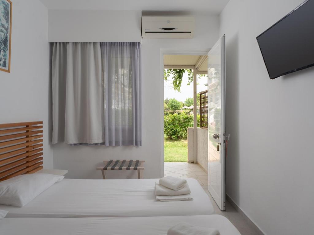 Postel nebo postele na pokoji v ubytování Niforeika Beach Hotel