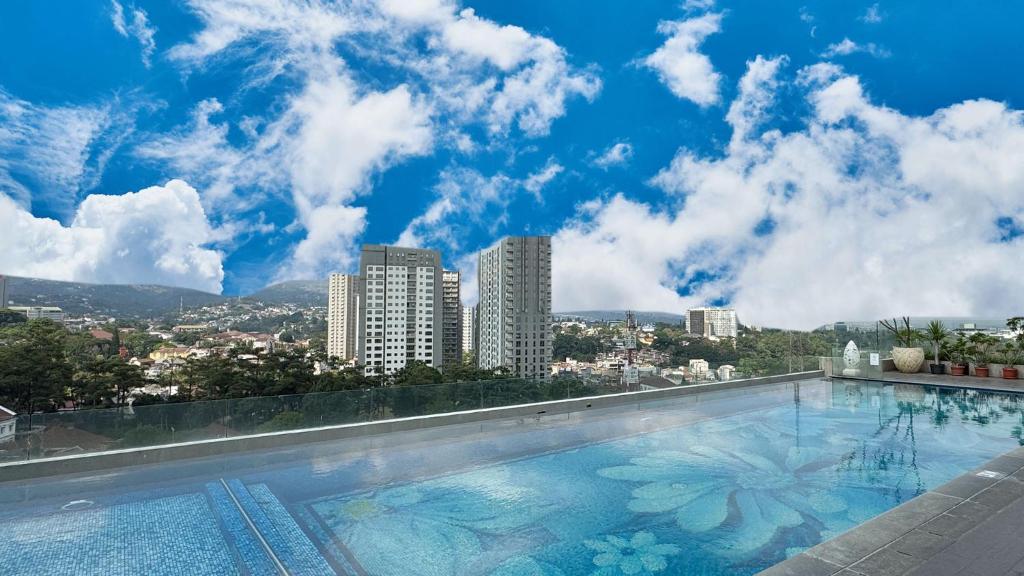 Bazén v ubytování Belviu Hotel Bandung nebo v jeho okolí