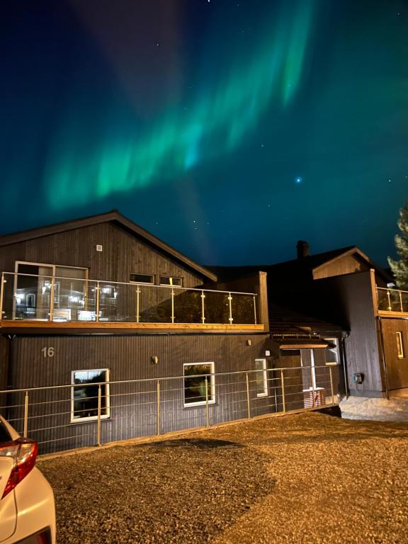 un condominio con l'aurora nel cielo di Tromsø Arctic Villa with free parking a Tromsø