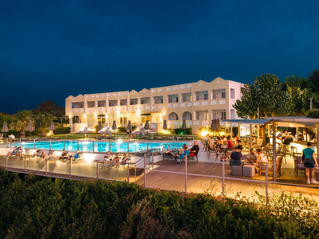 Bazén v ubytování Niforeika Beach Hotel nebo v jeho okolí