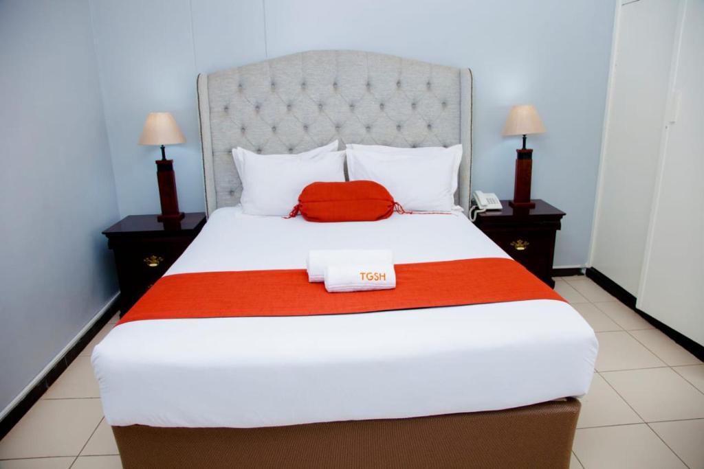 Postel nebo postele na pokoji v ubytování The Grand Selous Hotel & Conference Centre