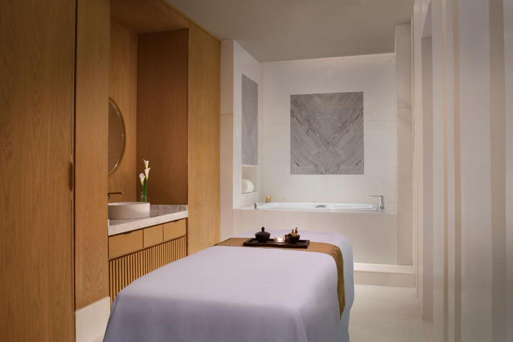 Postel nebo postele na pokoji v ubytování The St. Regis Jakarta