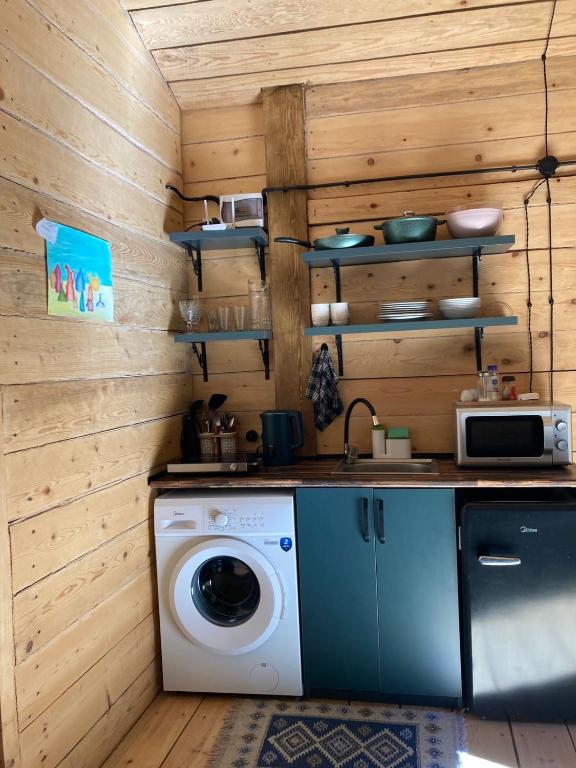 Kuchyň nebo kuchyňský kout v ubytování MESTIA COTTAGE TiME