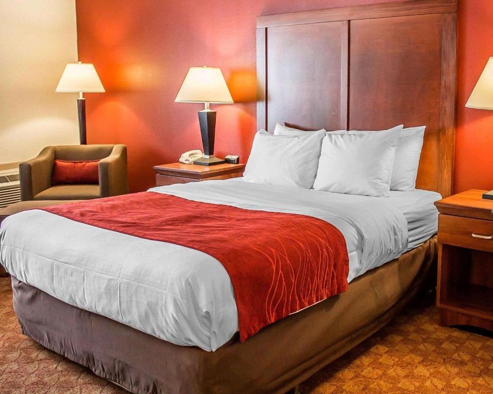 Postel nebo postele na pokoji v ubytování Quality Inn