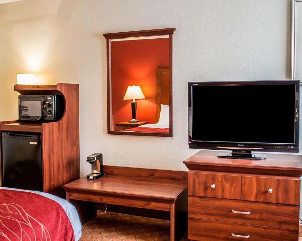 TV a/nebo společenská místnost v ubytování Quality Inn