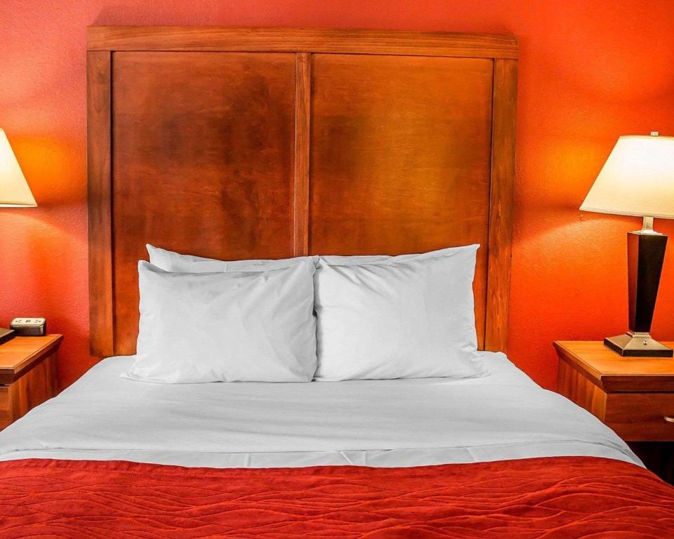Postel nebo postele na pokoji v ubytování Quality Inn
