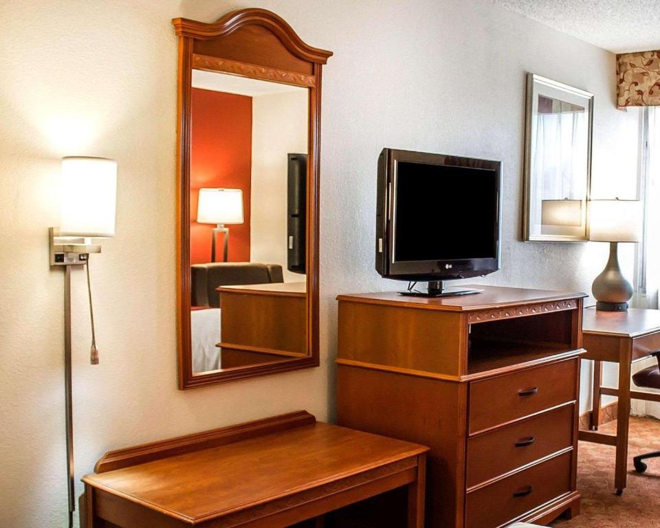 TV a/nebo společenská místnost v ubytování Quality Inn