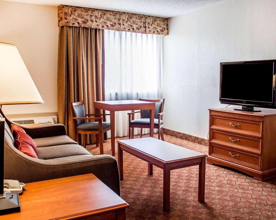 TV a/nebo společenská místnost v ubytování Quality Inn
