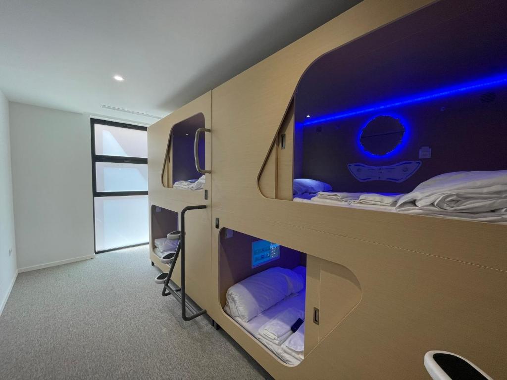 Postel nebo postele na pokoji v ubytování Urban Cube Hostel Sevilla