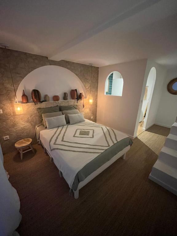 - une chambre avec un grand lit et un plafond voûté dans l'établissement Casa Naranja, à Pérols