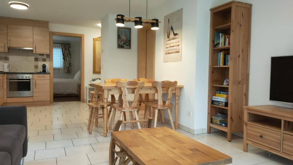 Kuchyň nebo kuchyňský kout v ubytování Studio au pied de la télécabine, SaastalCards Saas-Fee
