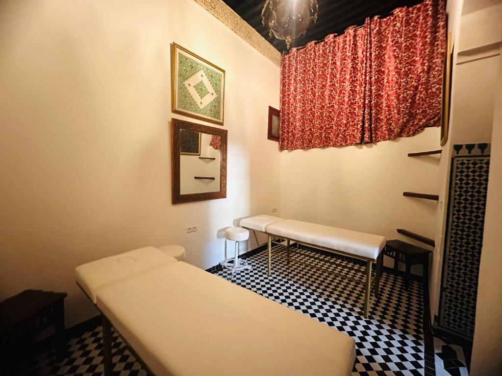 Postel nebo postele na pokoji v ubytování Riad Dar Tahri & SPA