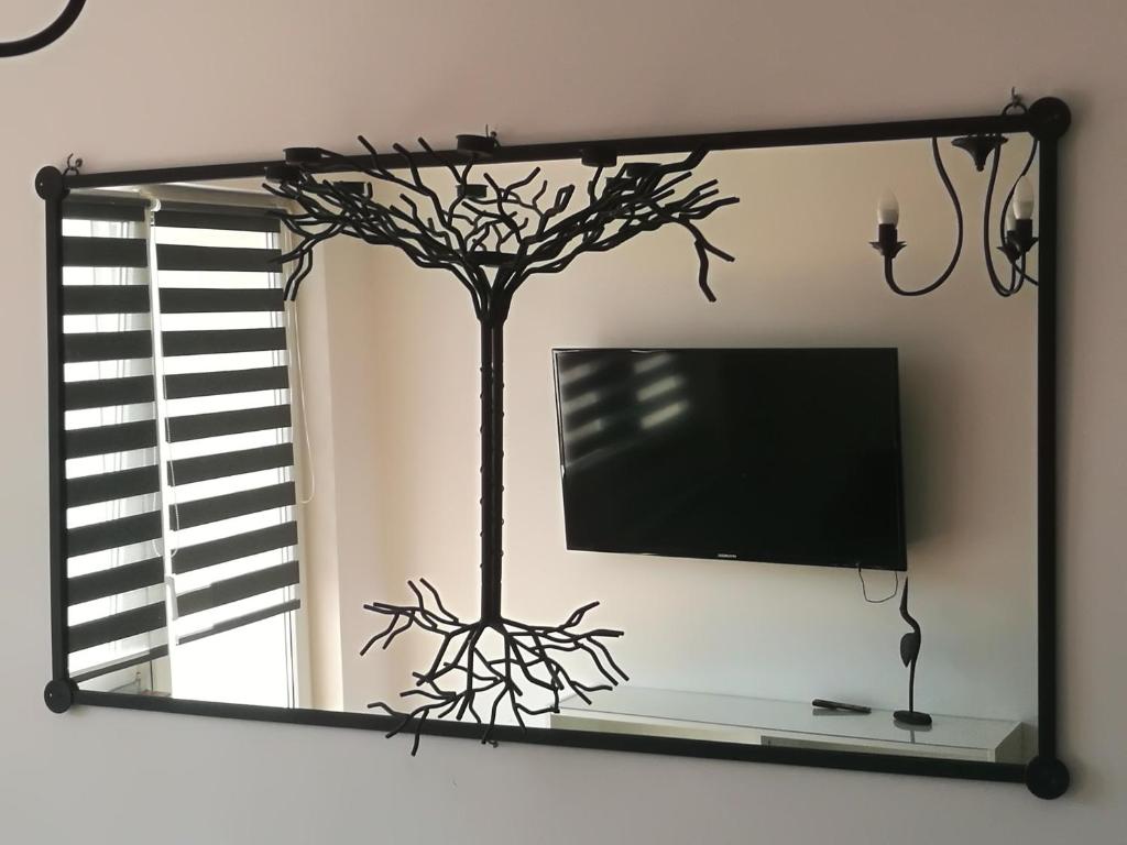 Televízia a/alebo spoločenská miestnosť v ubytovaní Mikołajki Apartamenty