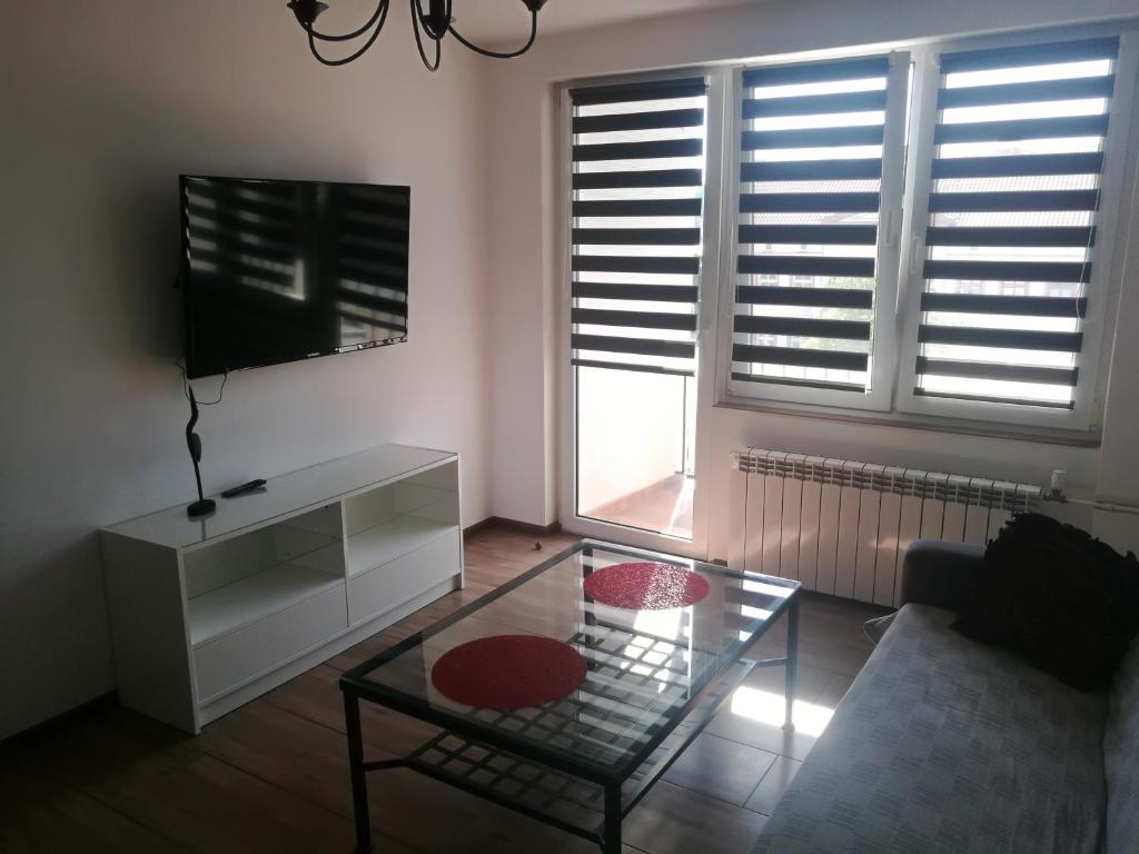Televízia a/alebo spoločenská miestnosť v ubytovaní Mikołajki Apartamenty
