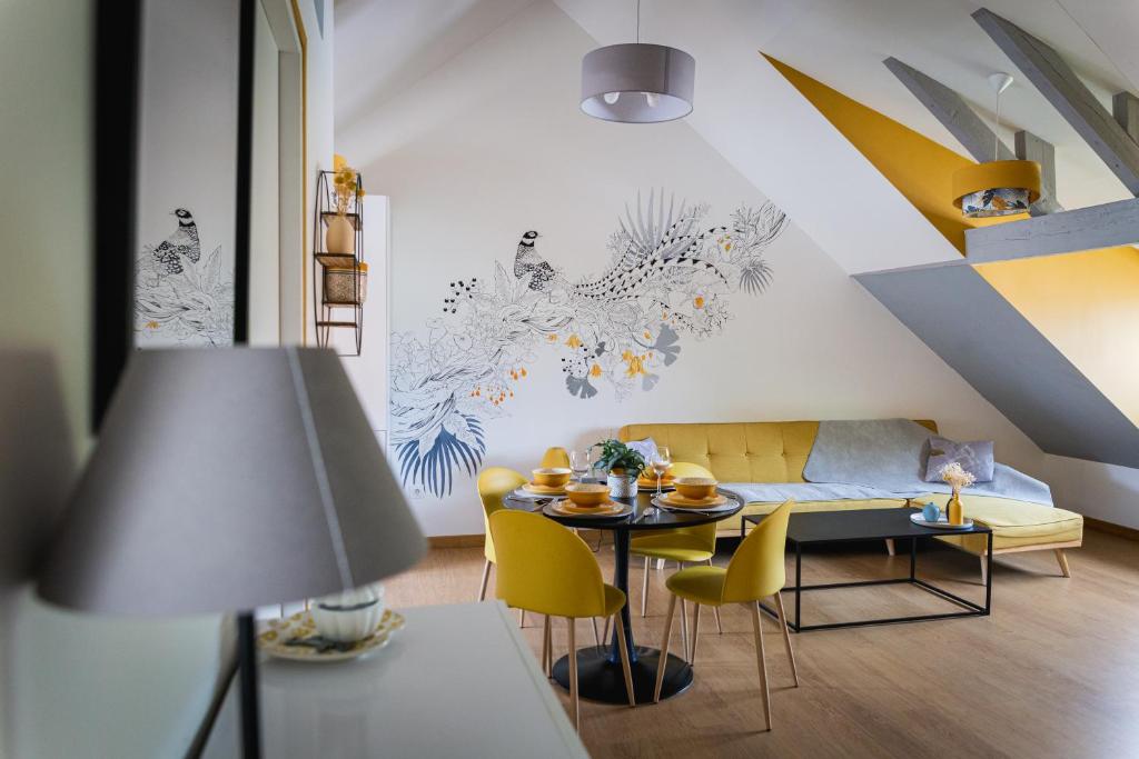 un salon avec un canapé et une table dans l'établissement Chez Arnaud, à Schiltigheim