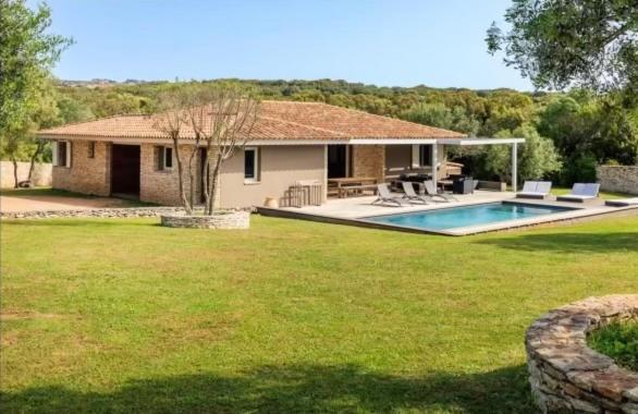 a house with a swimming pool in a yard at Casa A Sapa in Bonifacio