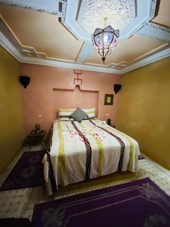 Postel nebo postele na pokoji v ubytování Riad Layla Rouge