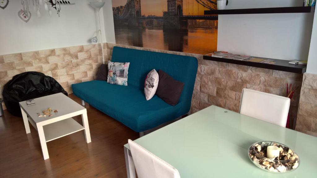 バレンシアにあるApartment Denia 66のリビングルーム(青いソファ、テーブル付)