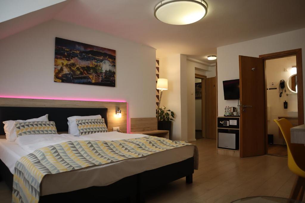Posteľ alebo postele v izbe v ubytovaní Christina Residence