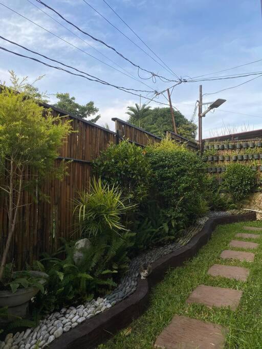 En hage utenfor A Nipa Hut House with Pool