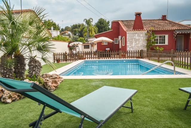 Πισίνα στο ή κοντά στο Sunny House La Eliana