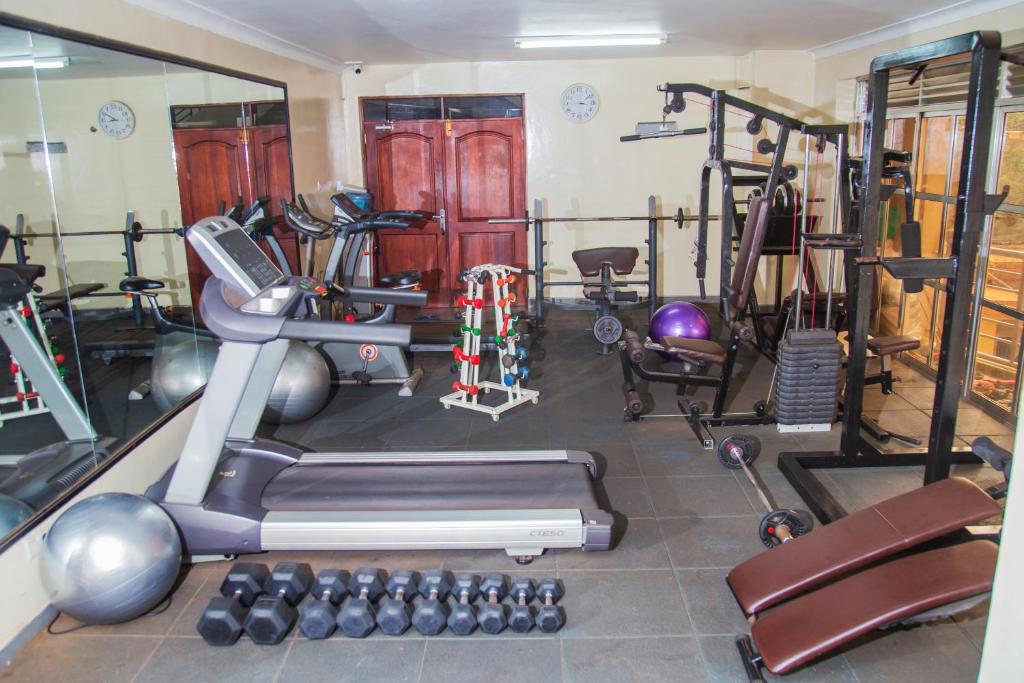 Fitness centrum a/nebo fitness zařízení v ubytování Kenendia Hotel
