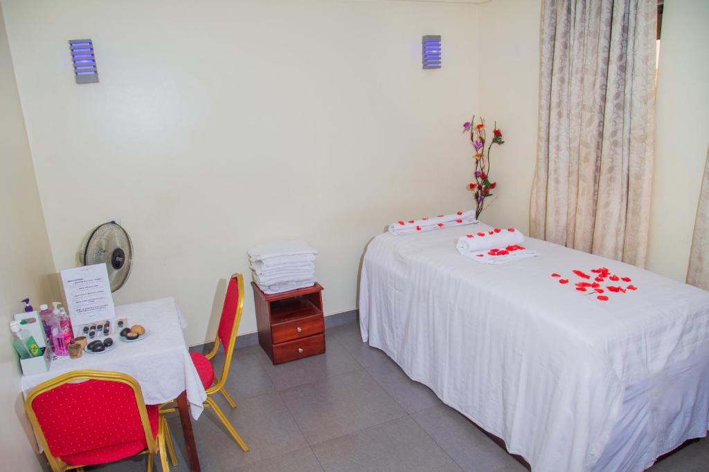 Postel nebo postele na pokoji v ubytování Kenendia Hotel