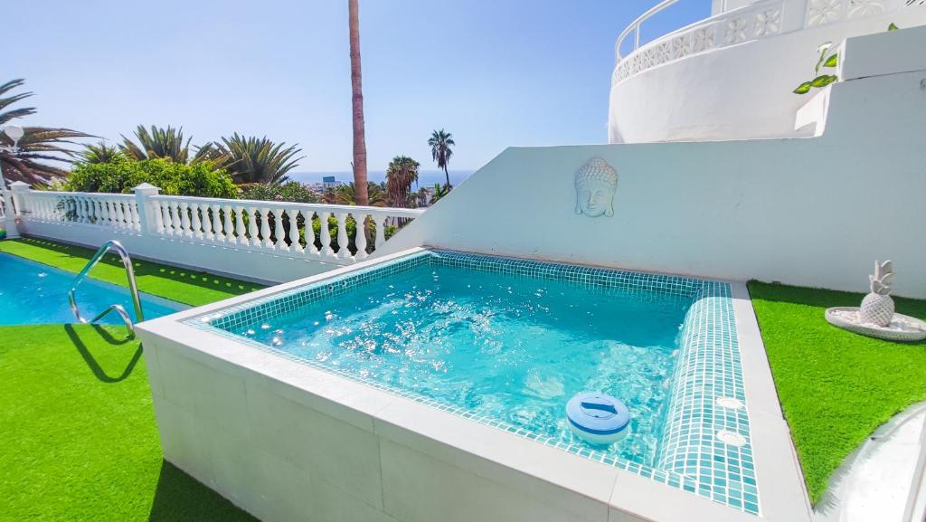 Bazén v ubytování Sunset Suite - private pool and jacuzzi with oceanview nebo v jeho okolí